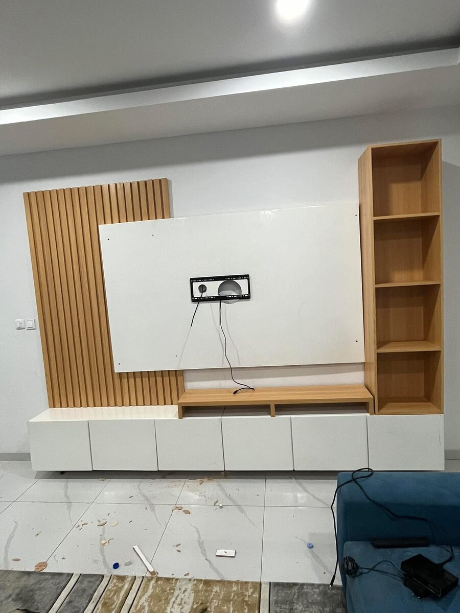 Meuble TV moderne avec étagères