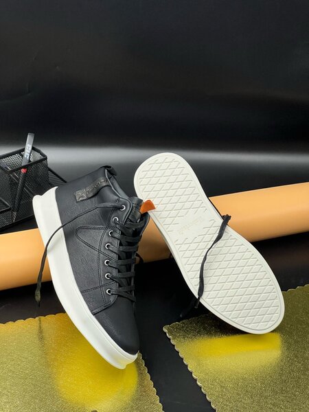 TIMBERLAND BLACK AND WHITE