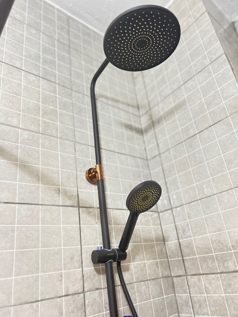 Colonne de douche noir et or