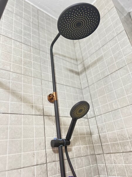 Colonne de douche noir et or