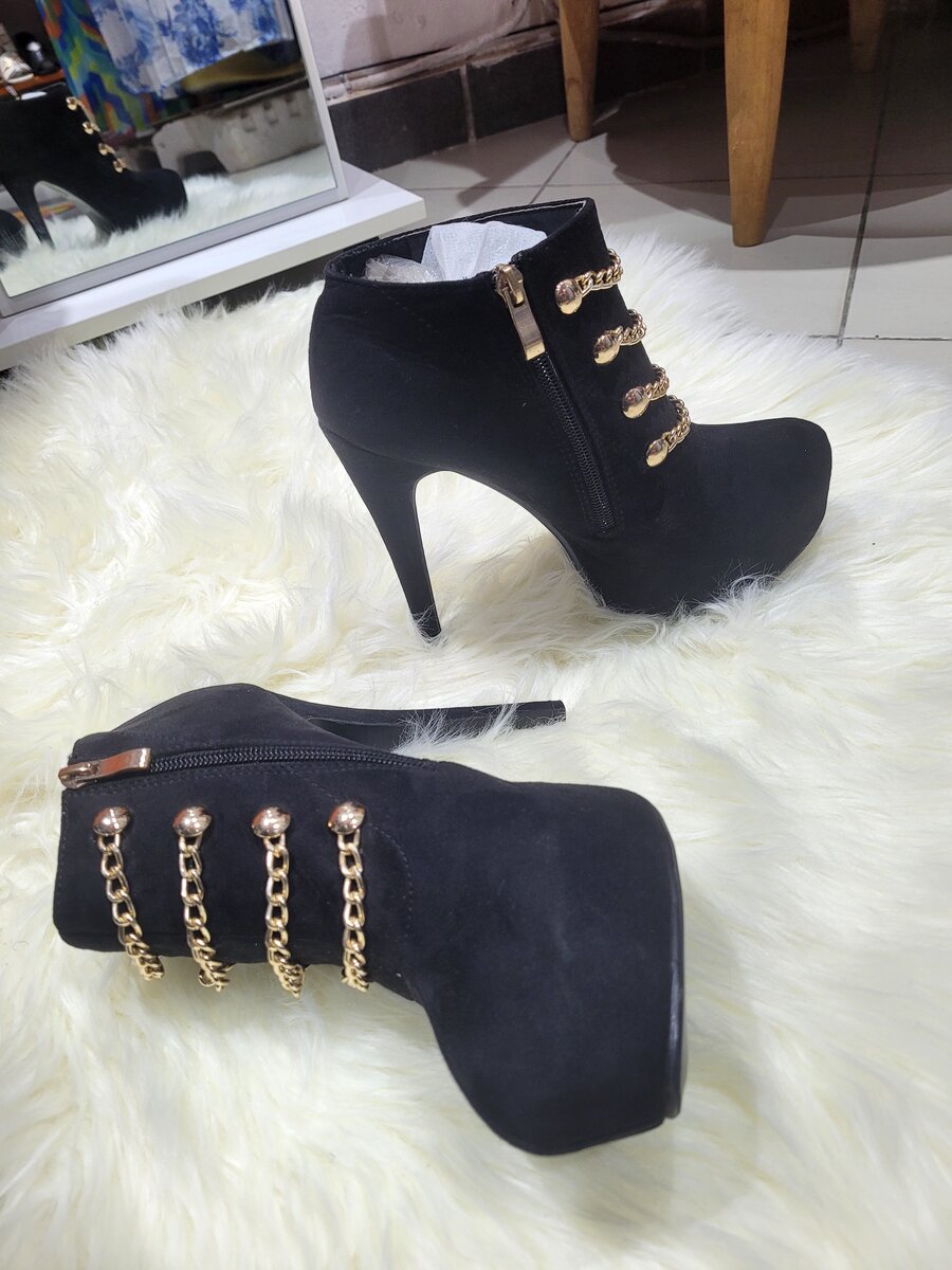 Bottines à talon chaînes dorées