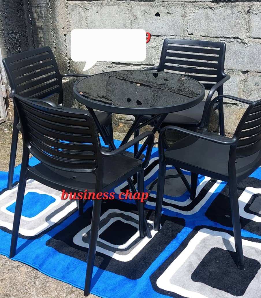 Ensemble chaises et tables