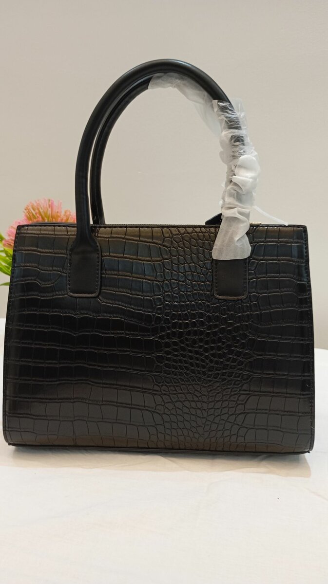 Trendy ladies handbag