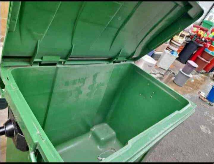 Poubelle à roulettes 660 litres