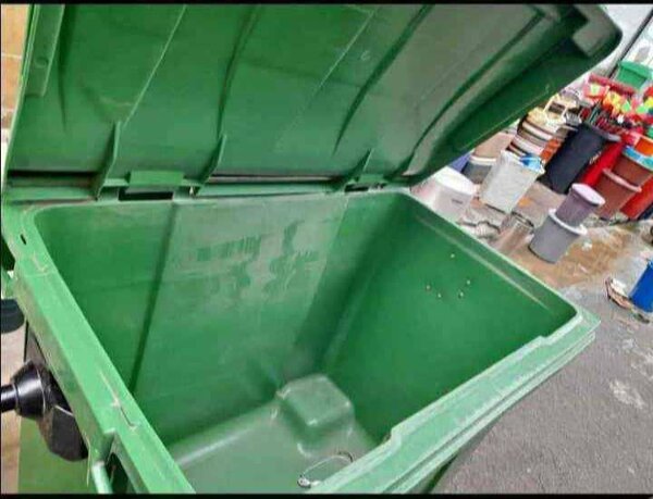 Poubelle à roulettes 660 litres