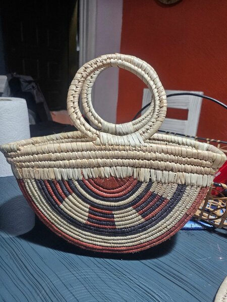 Panier en osier tissé à la main