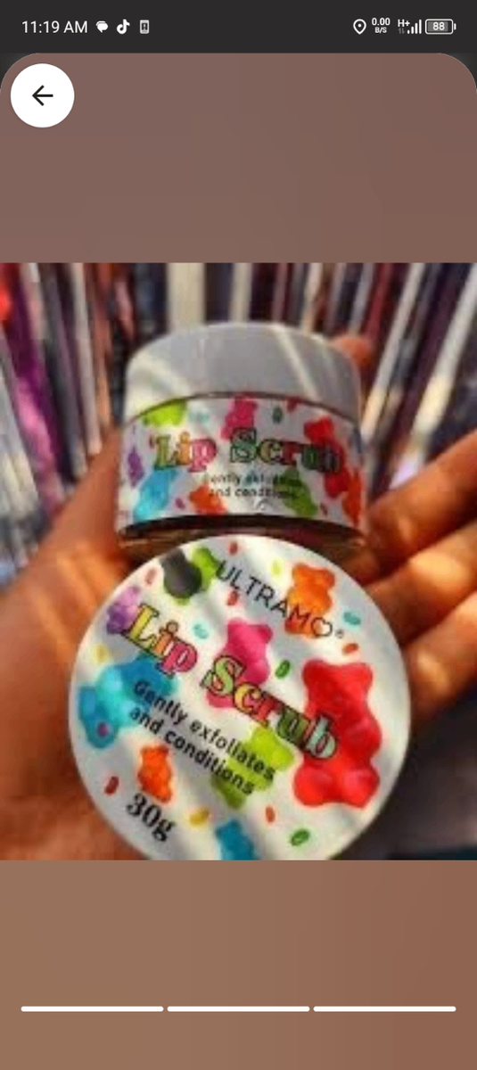 Exfoliating lip sugar scrub