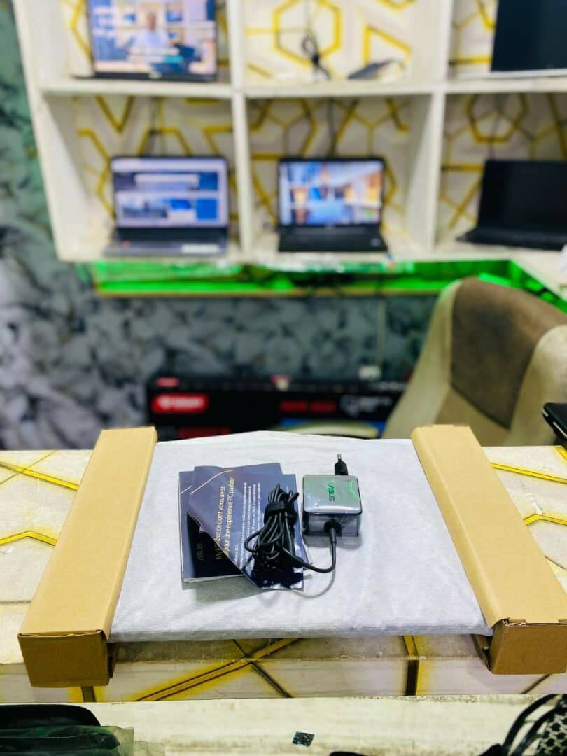 Asus vivobook 15   AMD Radeon A4 ( core i3