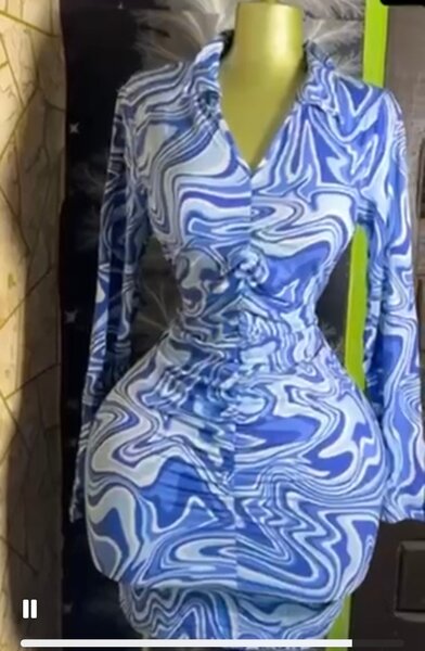 Robe moulante à motifs bleus