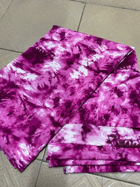 Tissu tie-dye vibrant