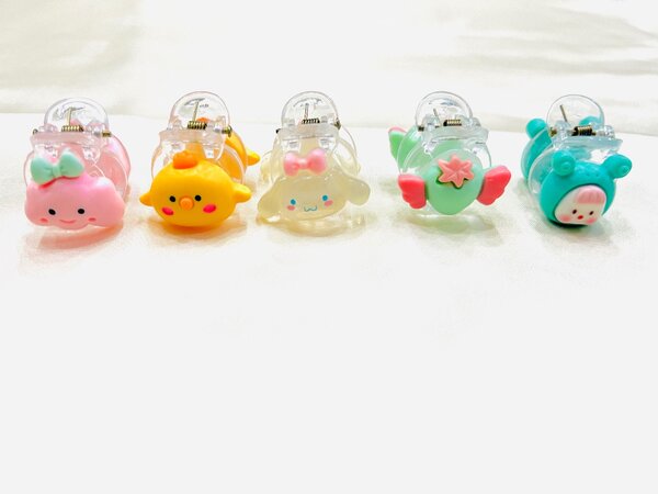 8 pieces of teddy bear mini hair clips for kids.