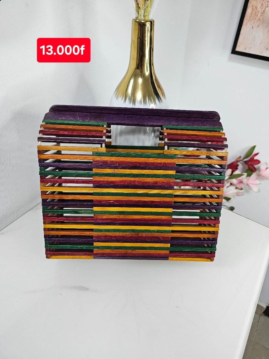 Sac à main en bois coloré