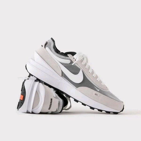 Baskets blanches et noires