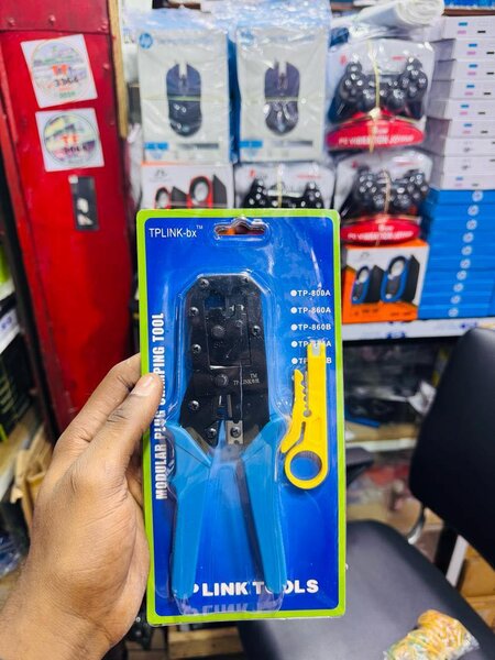Pince à sertir RJ45