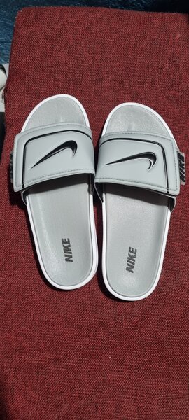 Claquettes de plage Nike gris
