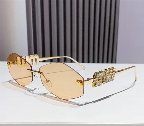 Lunettes de soleil tendance strass