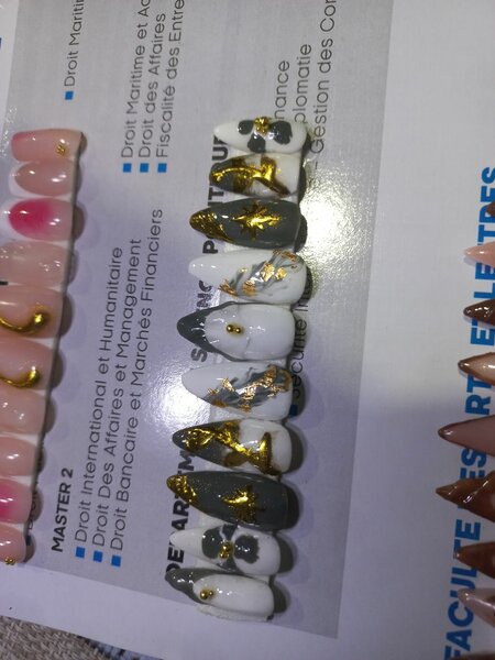 Faux ongles dorés élégants