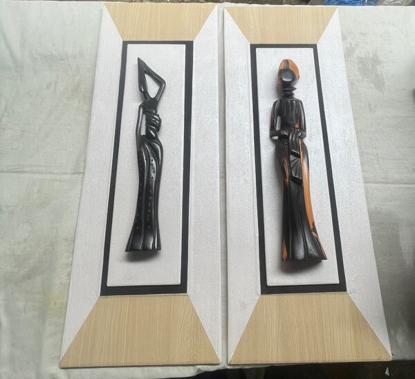 Tableau avec personnages femmes