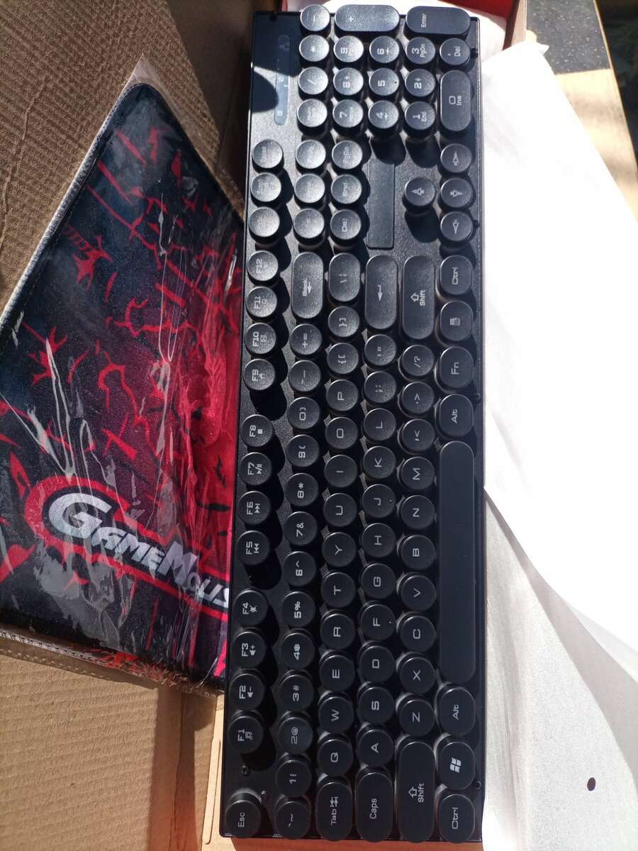 Rechargeable wireless keyboard with background light