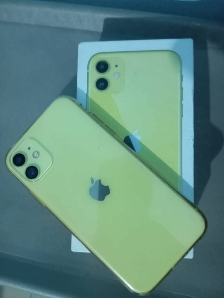 iPhone 11 simple 64 giga état propre avec son carton