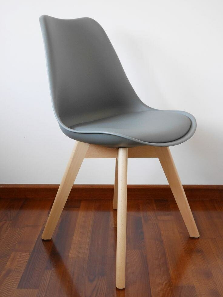 2 chaises tulipes en bois doux