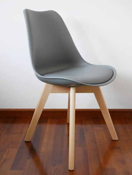 2 chaises tulipes en bois doux