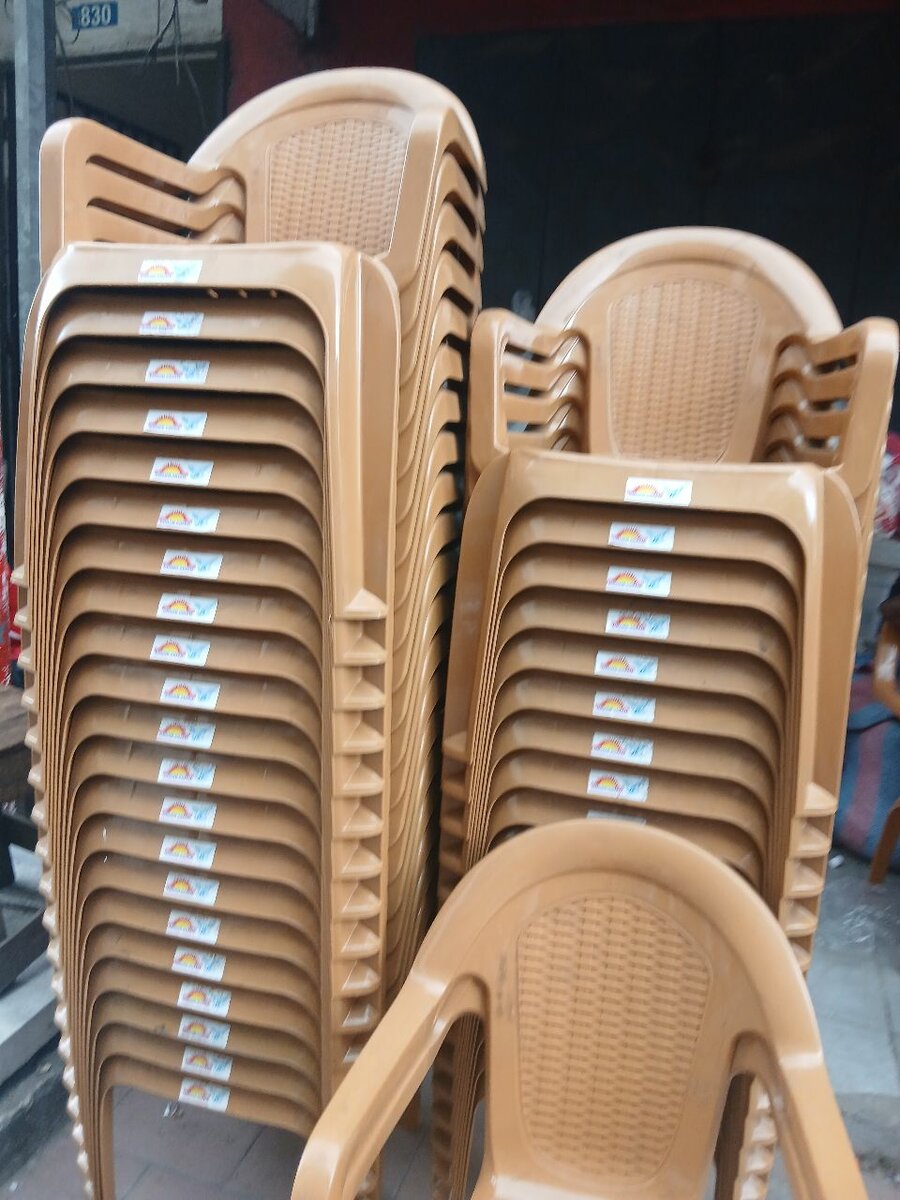 Chaises empilables en plastique