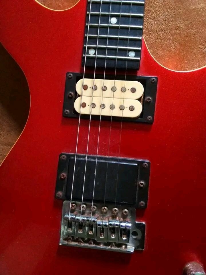 Guitare électrique rouge