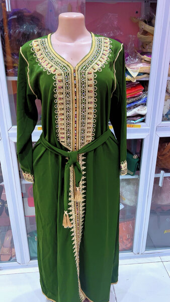 Robe caftan magenta brodée