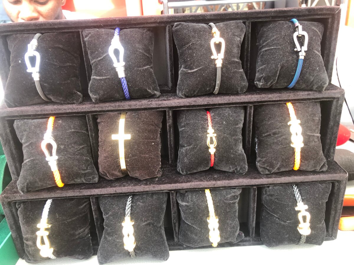 Sandales en cuir verni noir