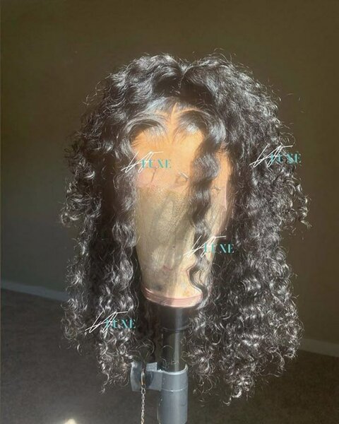 Perruque bouclée en dentelle