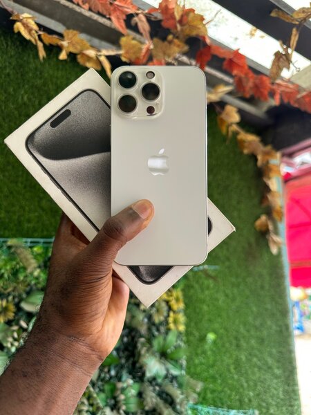 iPhone 15 pro Max second main avec carton et accessoire