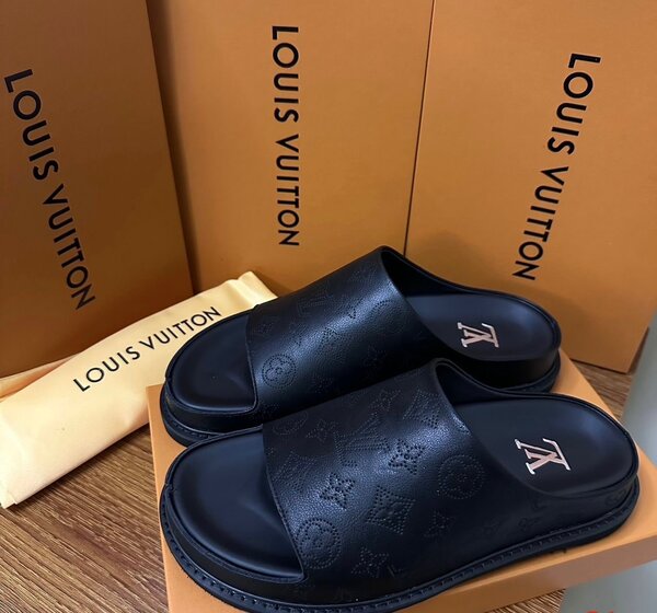 Claquettes noires de luxe