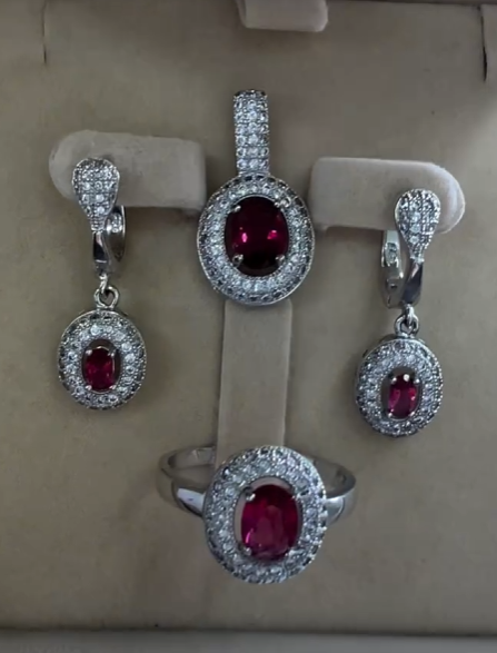 Изумительный комплект из серебра 