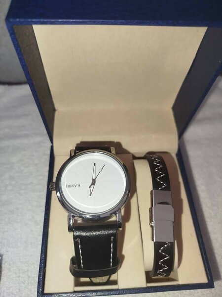 Montre élégante avec bracelet en cuir