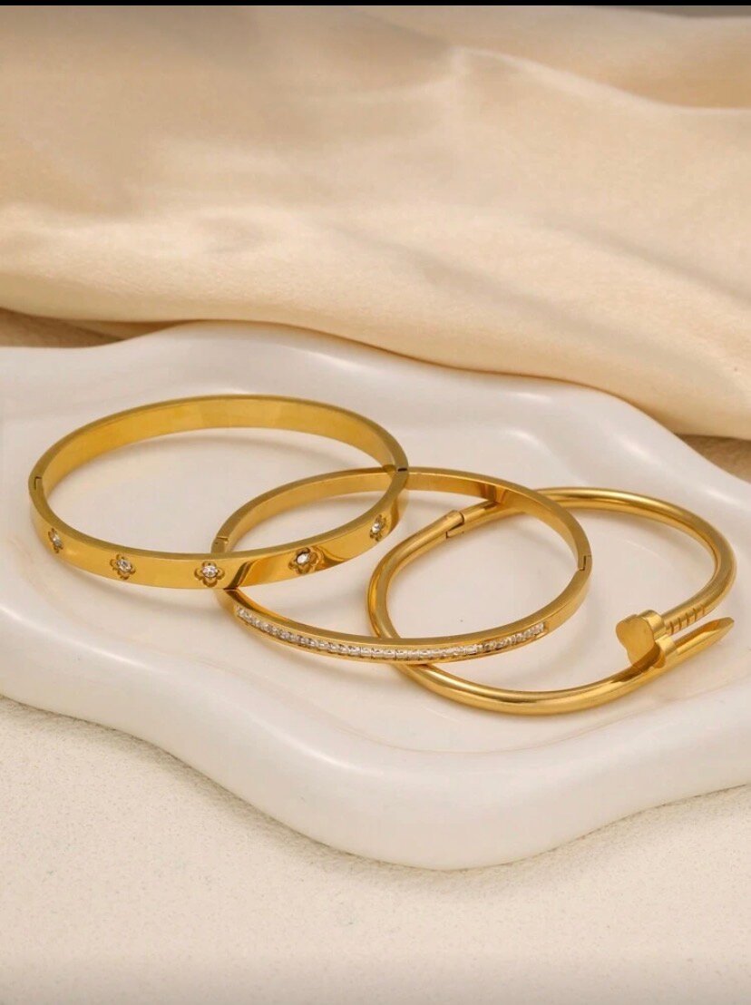 Bracelets dorés élégants