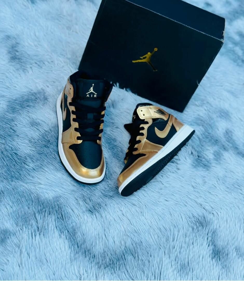 Sneakers dorées et noires