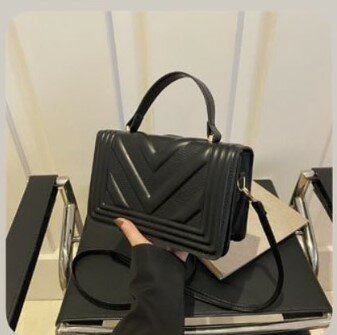 Stylish and fashionable women's bag black