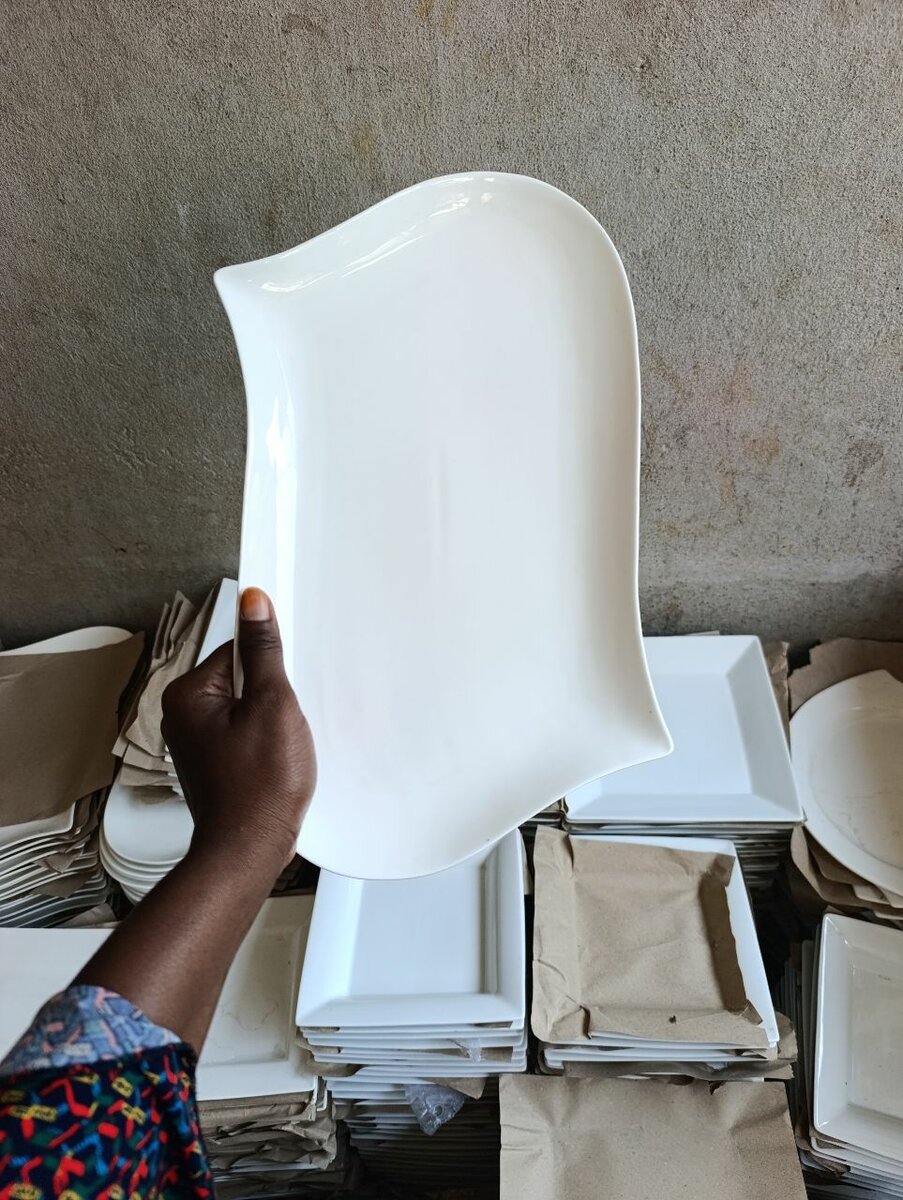 Plateau en céramique ondulé