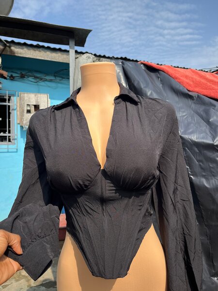 Chemisier noir cintré glamour