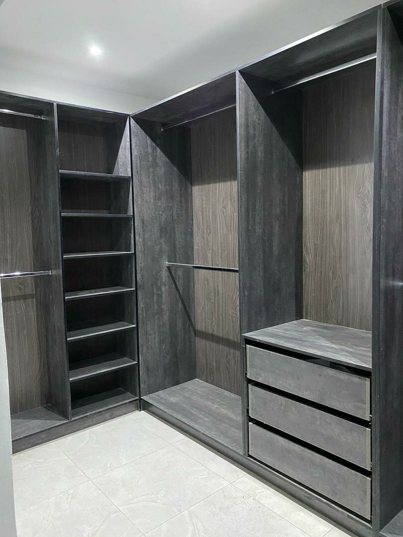 Wardrobe/Productshelves/TV con