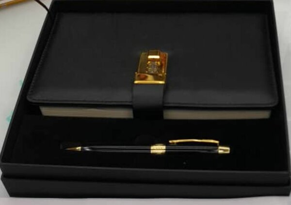 agenda et stylo dans un coffret
