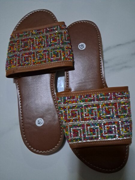Sandales perlées colorées