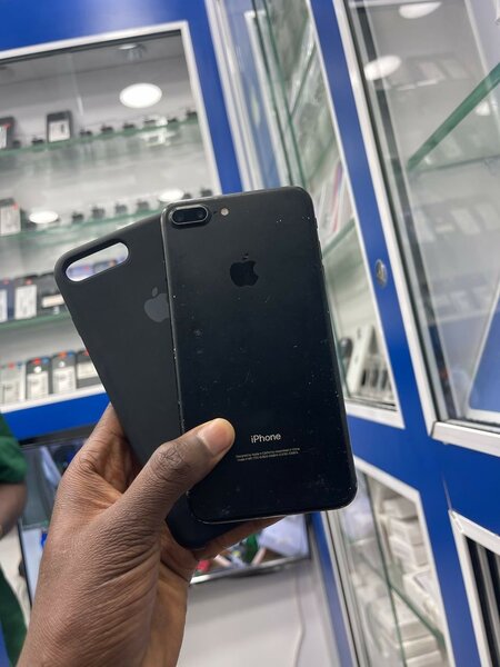 iPhone 7 Plus Noir avec Étui