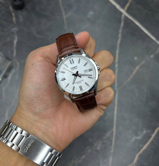 Casio  часы белые 