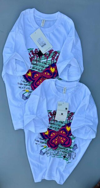 T-shirt blanc avec papillon