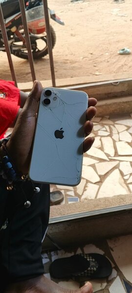 iPhone avec écran fissuré