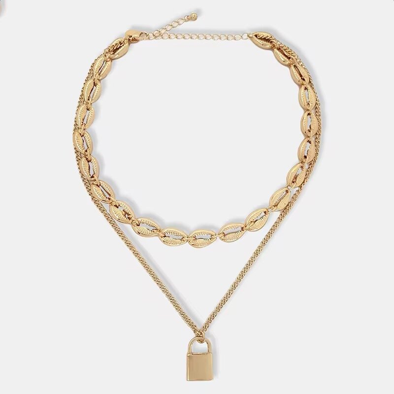 Collier doré avec pendentif cadenas