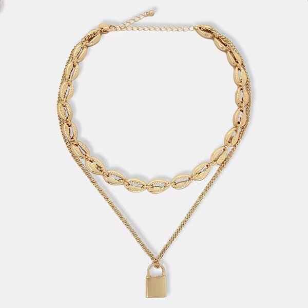 Collier doré avec pendentif cadenas