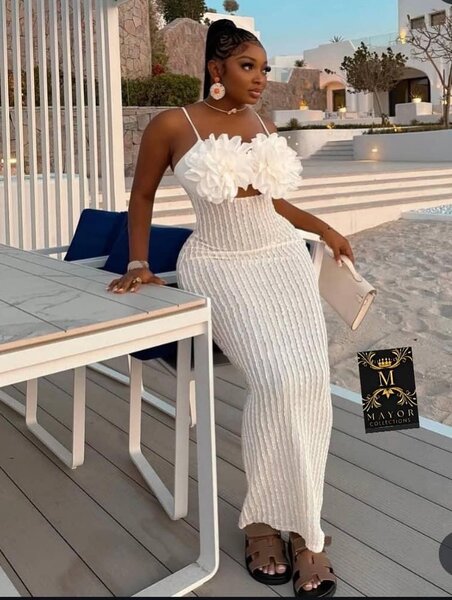 Robe élégante à fleurs blanches